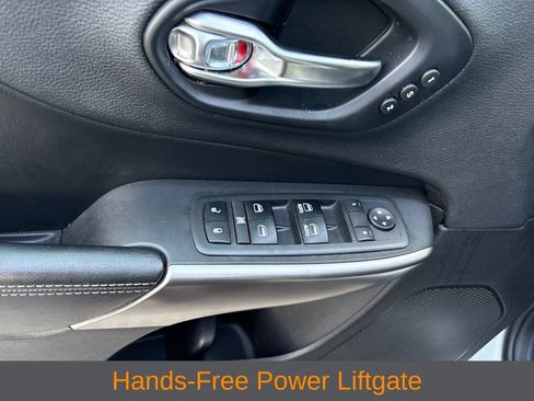 Used 2019 Jeep Cherokee Limited w/ Luxury Group AWD/4WD image 12