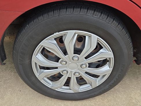 Used 2018 Nissan Versa SV image 5