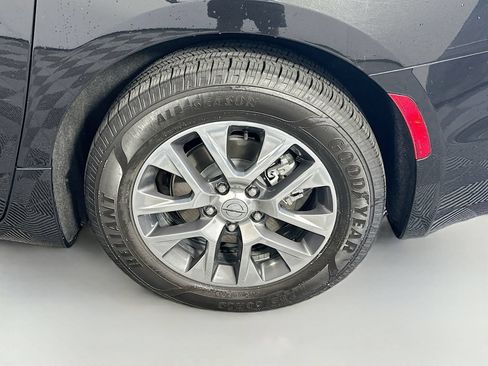 Used 2022 Chrysler Pacifica Pinnacle FWD image 35