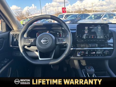 Used 2025 Nissan Pathfinder Platinum w/ Black Appearance Package image 14