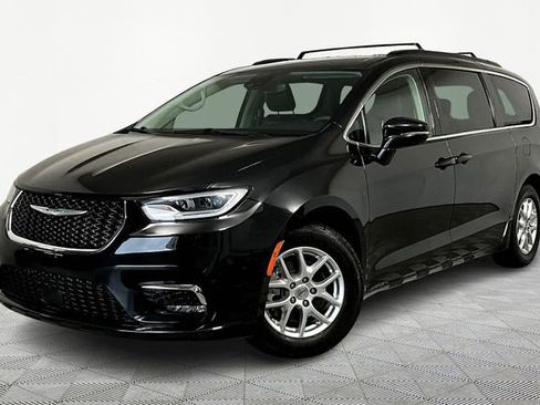 Used 2022 Chrysler Pacifica Touring-L image 2