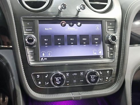 Used 2019 Bentley Bentayga image 20