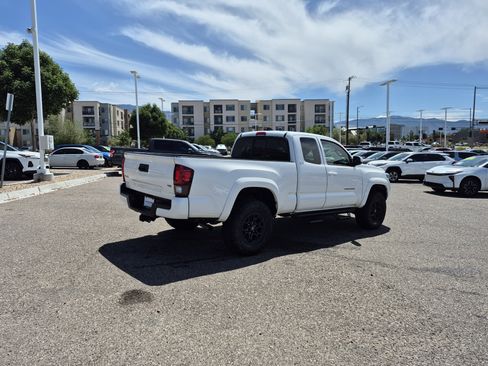 Used 2021 Toyota Tacoma SR5 AWD/4WD image 5