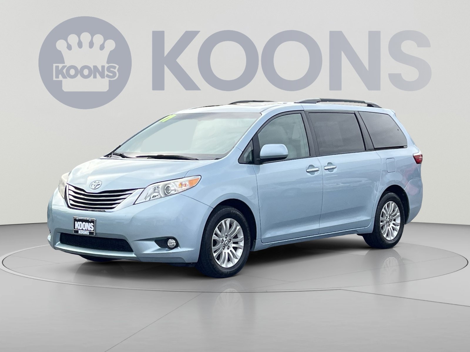 Used 2017 Toyota Sienna XLE w/ XLE Navigation Package FWD image 4
