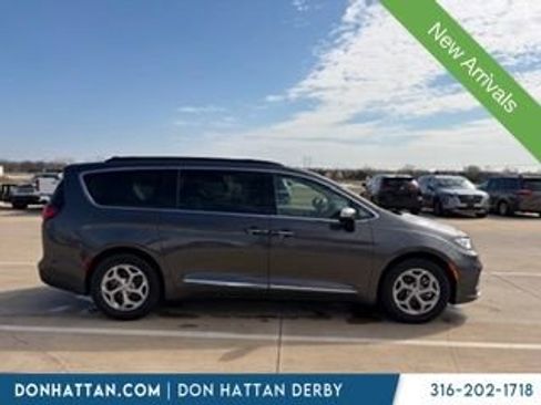 Used 2023 Chrysler Pacifica Limited image 4