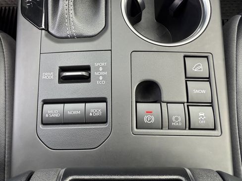 Used 2023 Toyota Highlander XLE image 27