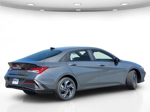 New 2025 Hyundai Elantra SEL image 9