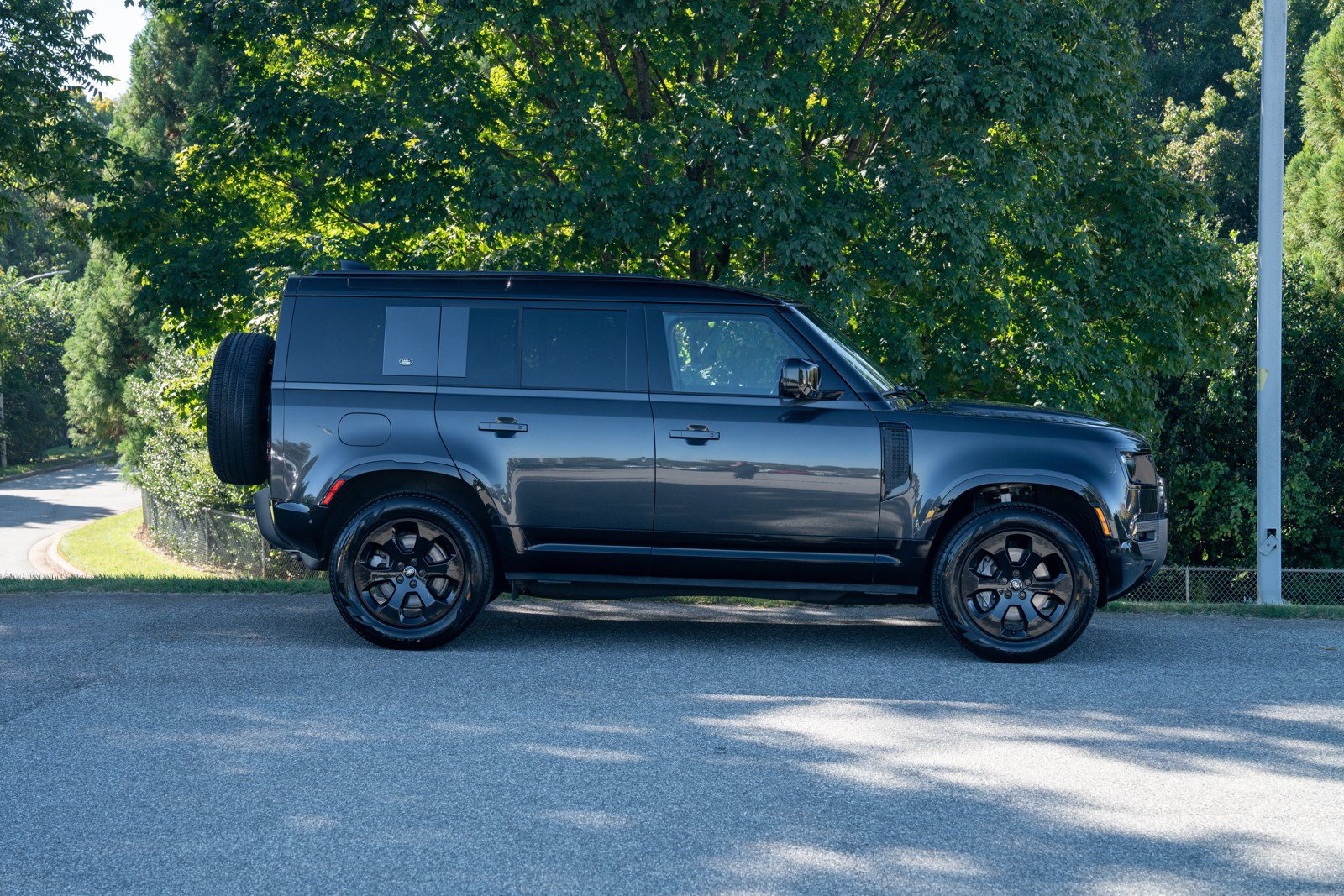 Used 2023 Land Rover Defender 110 X-Dynamic SE AWD/4WD image 9