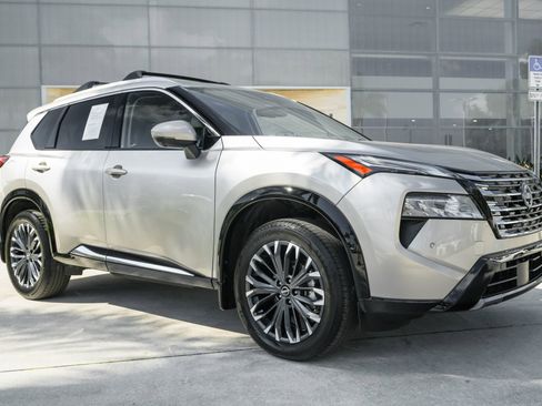 Used 2025 Nissan Rogue Platinum w/ Platinum Premium Package image 2