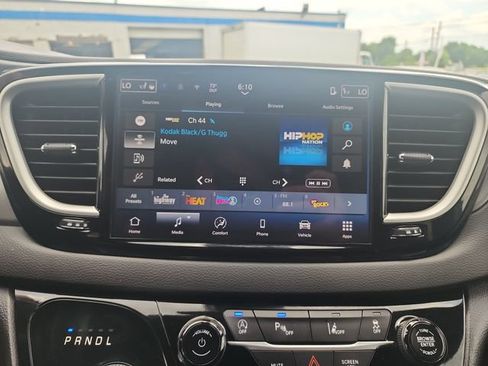 Used 2025 Chrysler Pacifica Select FWD image 18
