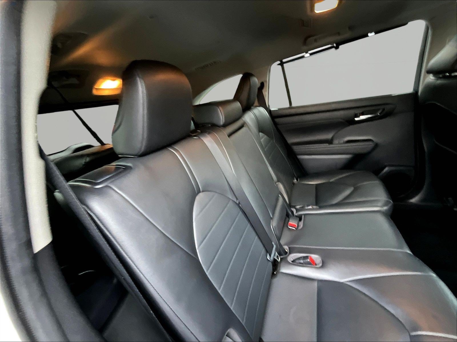 Used 2020 Toyota Highlander XLE AWD/4WD image 25