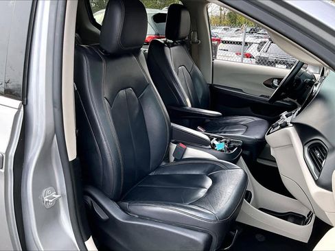 Used 2017 Chrysler Pacifica Touring-L image 8