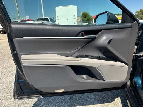 Used 2018 Toyota Camry XSE image 18