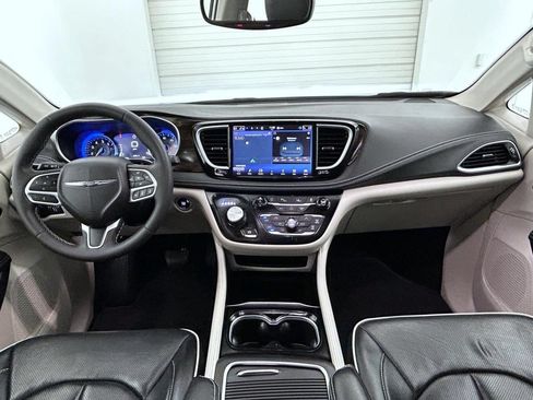 Used 2024 Chrysler Pacifica Limited FWD image 13