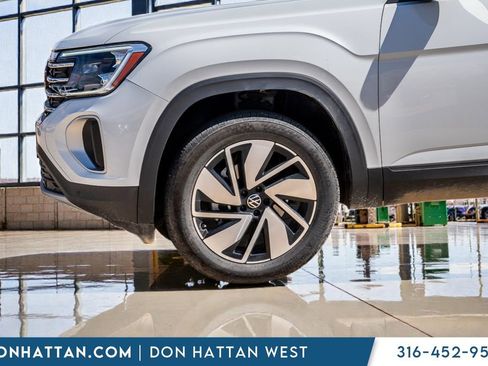 Used 2025 Volkswagen Atlas SE AWD/4WD image 32
