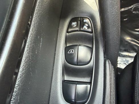 Used 2020 Nissan Rogue S FWD image 32