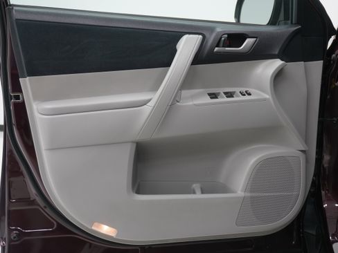 Used 2012 Toyota Highlander FWD w/ Tech Pkg image 16