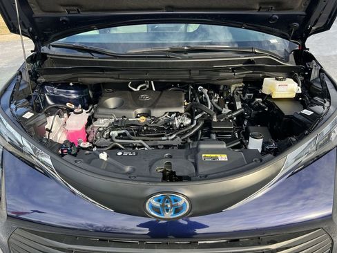 Used 2025 Toyota Sienna LE image 27