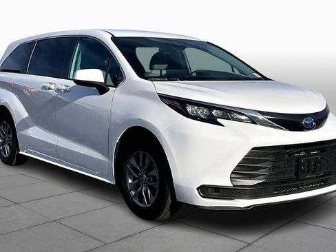 Certified 2024 Toyota Sienna LE image 3