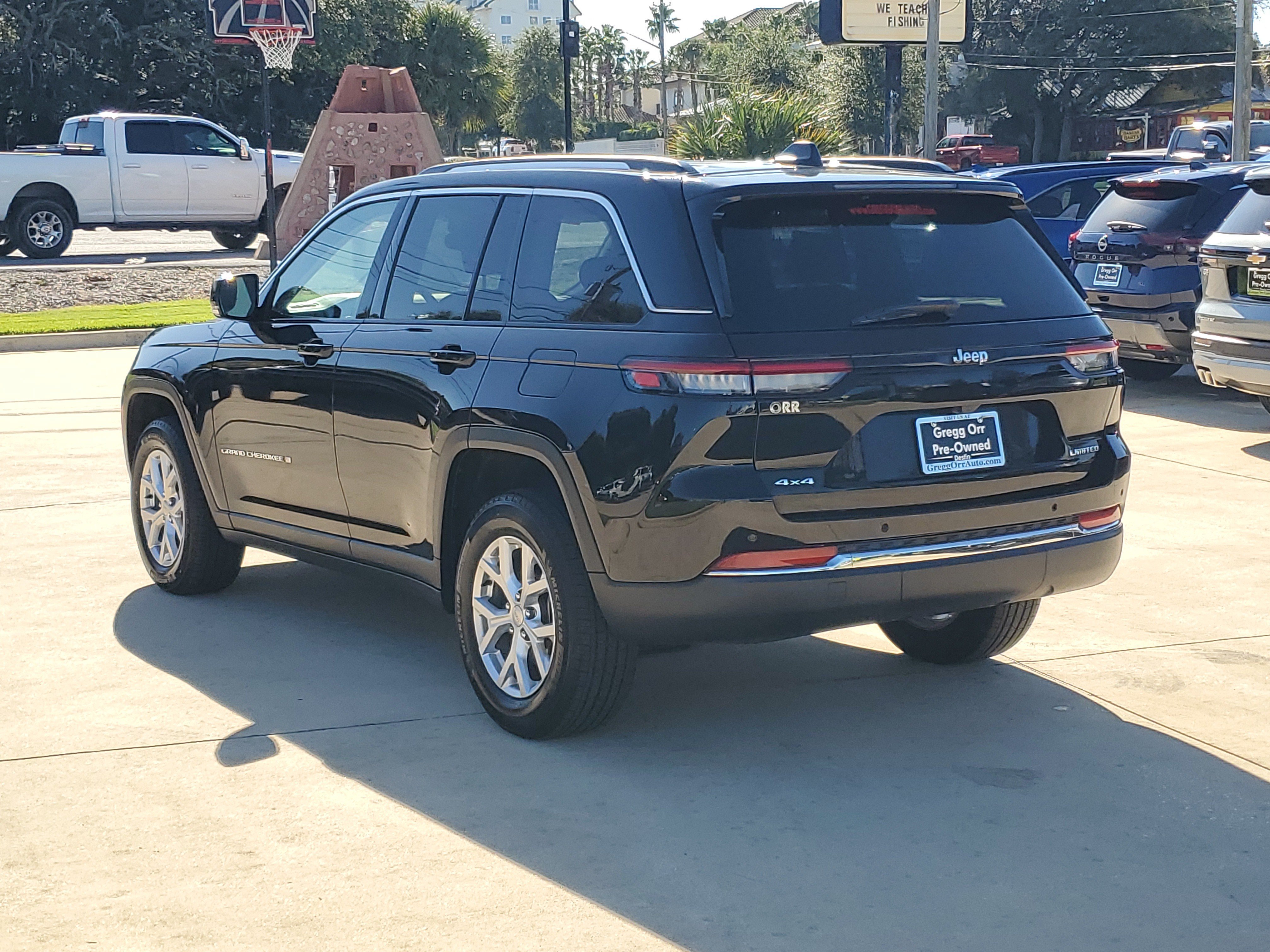 Used 2023 Jeep Grand Cherokee Limited AWD/4WD image 3