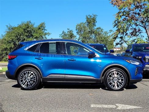 Used 2023 Ford Escape SE w/ Class II Trailer Tow Package image 5