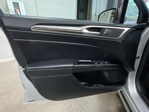 Used 2018 Ford Fusion SE w/ Equipment Group 602A FWD image 10