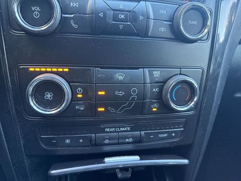 Used 2018 Ford Explorer XLT image 25