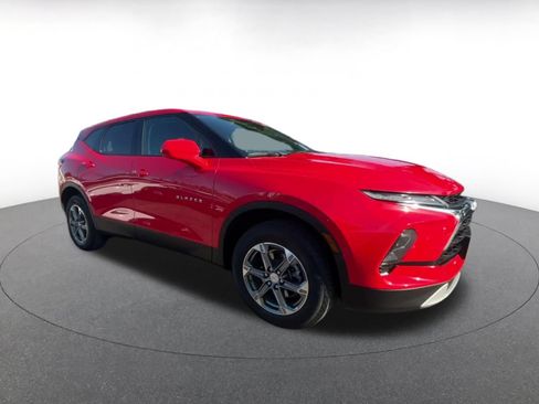 Used 2025 Chevrolet Blazer LT FWD image 2