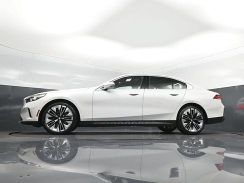 Certified 2026 BMW 530i RWD image 39