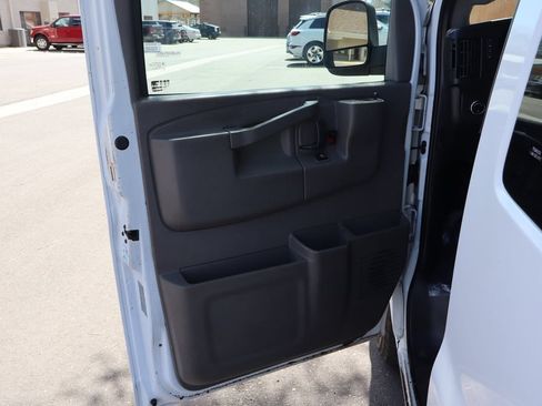 Used 2017 Chevrolet Express 3500 LT RWD image 23