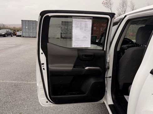 Used 2018 Toyota Tacoma SR5 image 31