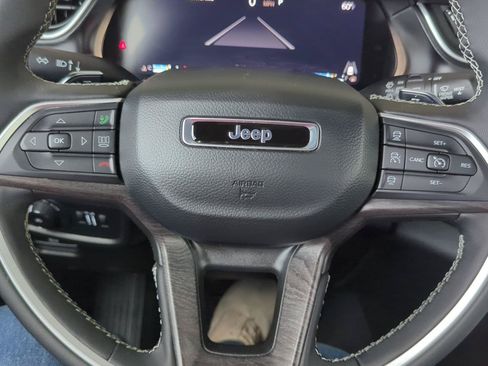 Used 2025 Jeep Grand Cherokee Limited AWD/4WD image 17