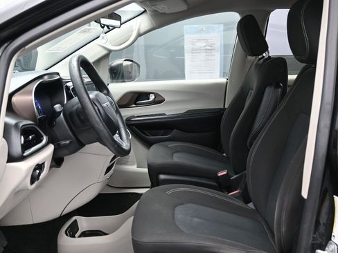 Used 2020 Chrysler Voyager L image 16