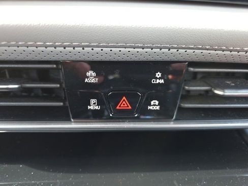 Used 2025 Volkswagen Atlas Peak Edition SE AWD/4WD image 12