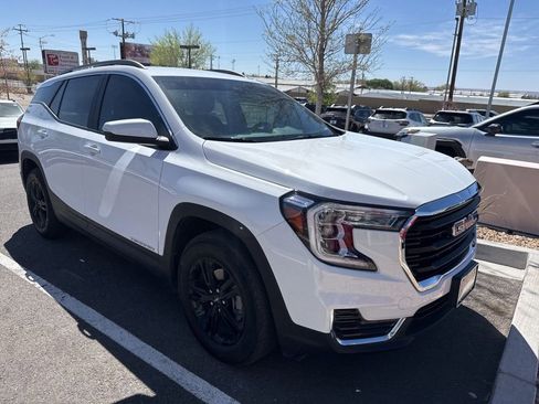Used 2024 GMC Terrain SLE w/ Driver Convenience Package image 3