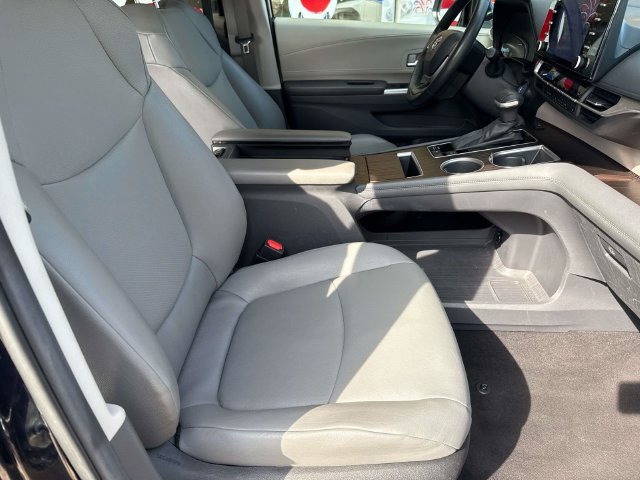 Used 2024 Toyota Sienna XLE FWD image 14