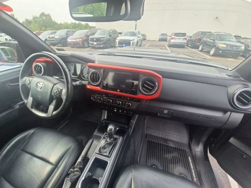 Used 2019 Toyota Tacoma TRD Sport w/ TRD Premium Sport Package AWD/4WD image 6