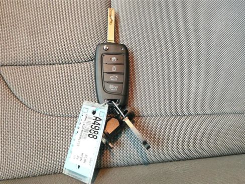 Used 2024 Hyundai Elantra SE image 43