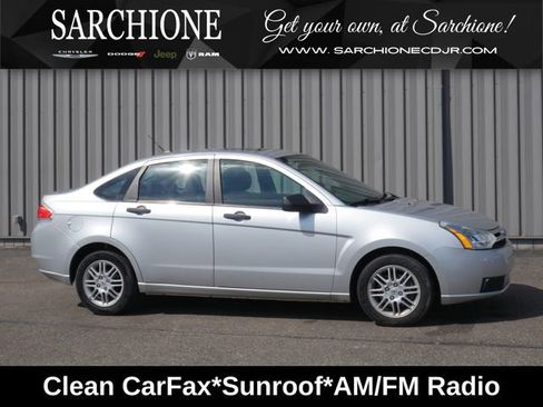 Used 2010 Ford Focus SE image 1