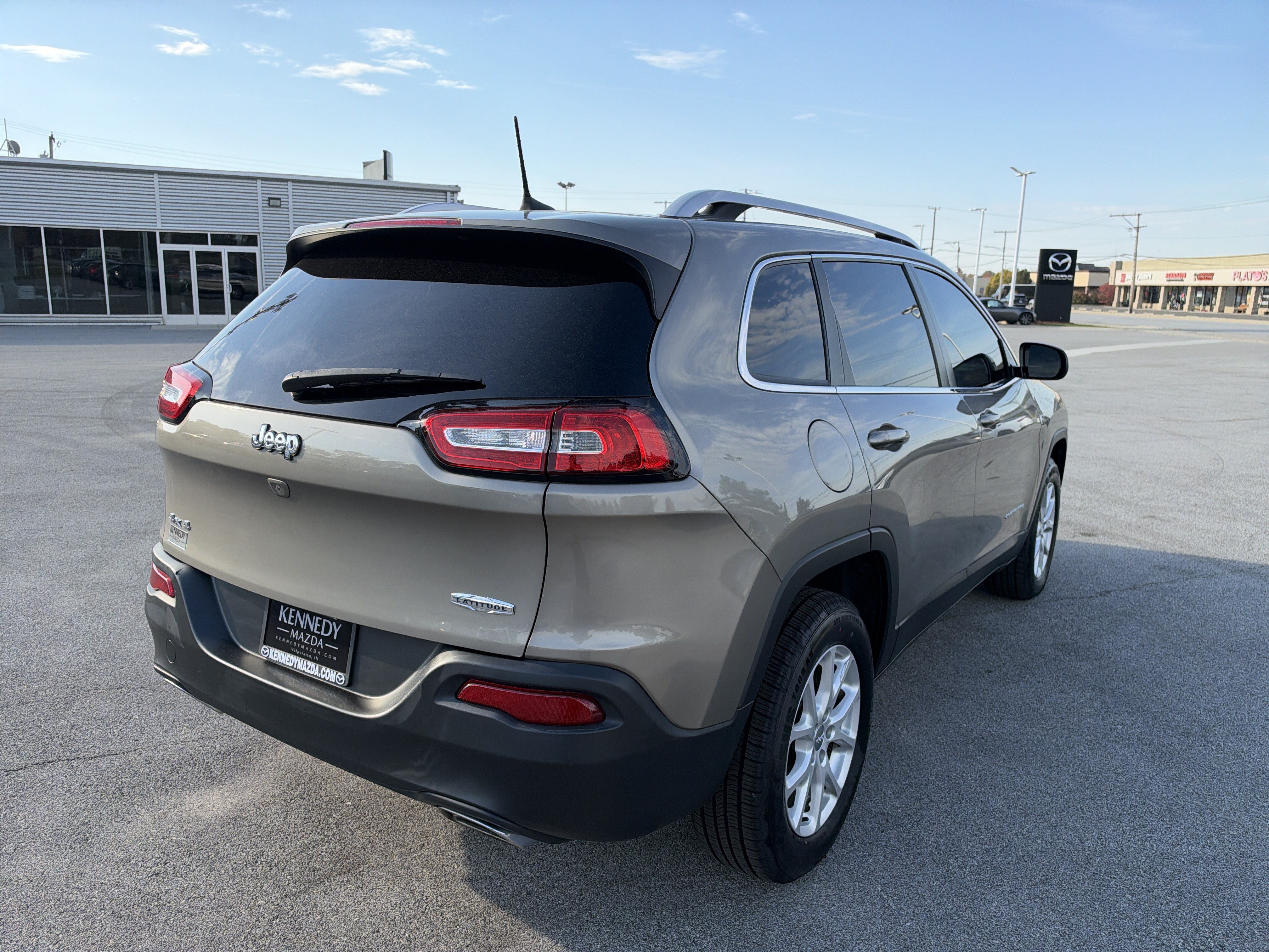 Used 2017 Jeep Cherokee Latitude w/ Cold Weather Group AWD/4WD image 2