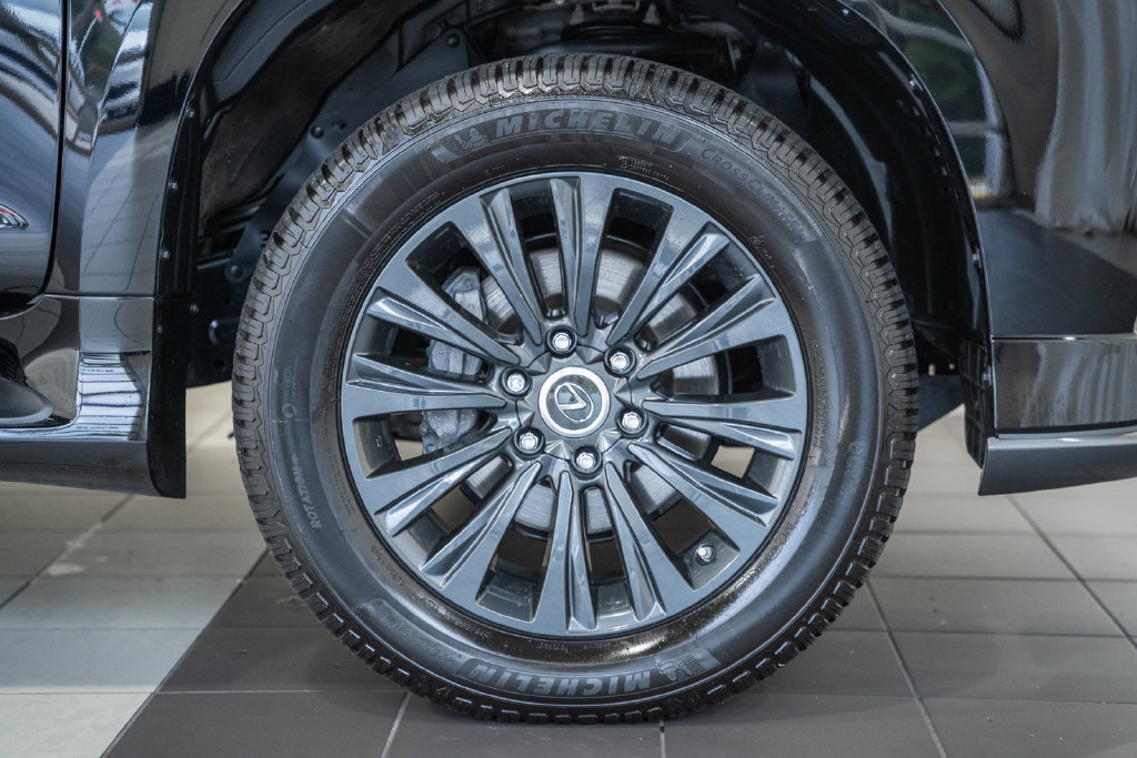 Used 2023 Lexus GX 460 Luxury w/ Sport Design Package AWD/4WD image 12