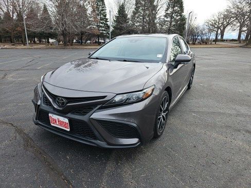 Used 2022 Toyota Camry SE image 1