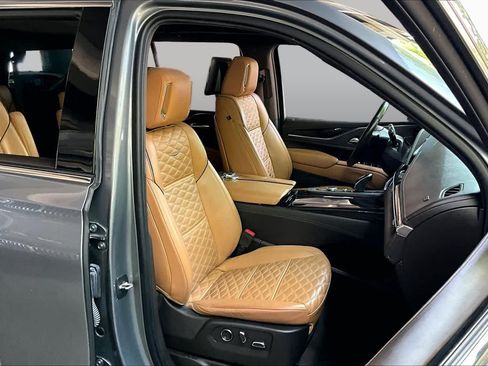 Used 2021 Cadillac Escalade Premium Luxury w/ LPO, Illumination Package RWD image 8