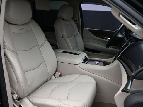 Used 2020 Cadillac Escalade Luxury w/ Escalade Sport Edition image 27