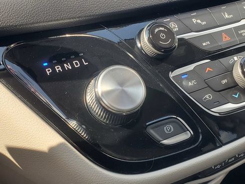 Used 2024 Chrysler Pacifica Touring-L FWD image 22