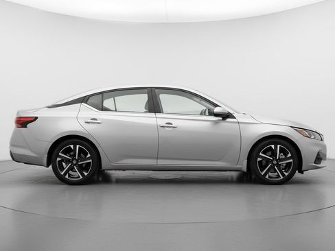 Used 2025 Nissan Sentra SV FWD image 11