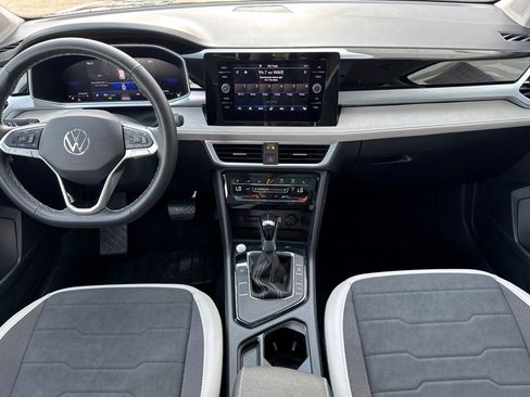 Used 2025 Volkswagen Taos SE w/ Panoramic Sunroof Package image 16