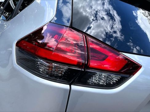 Used 2020 Nissan Rogue SV image 29