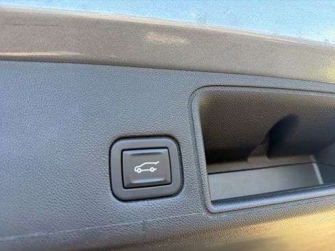 Used 2023 GMC Terrain SLT w/ Infotainment Package II FWD image 14