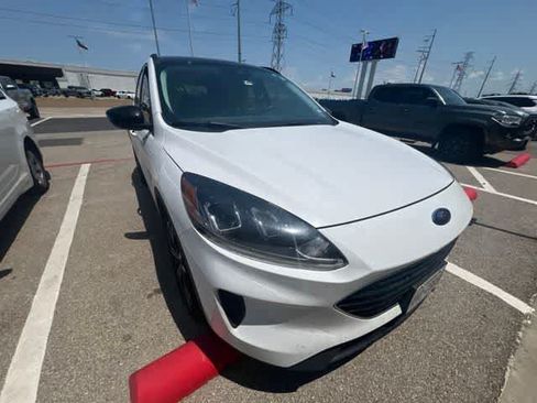 Used 2021 Ford Escape SE w/ SE Sport Appearance Package FWD image 2